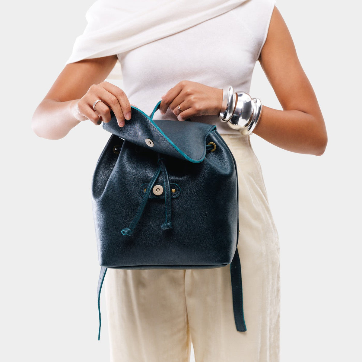 Bucket Backpack - Famous | Online Store