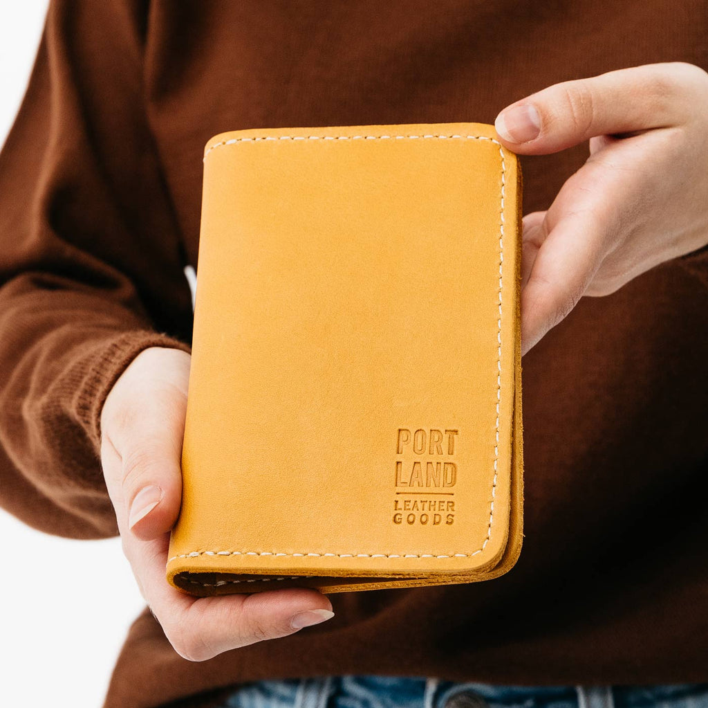 Portapasaportes moderno de piel
