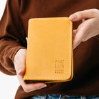 Portapasaportes moderno de piel