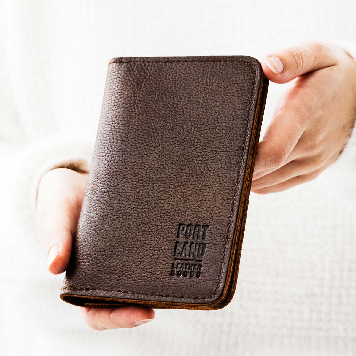 Portapasaportes moderno de piel